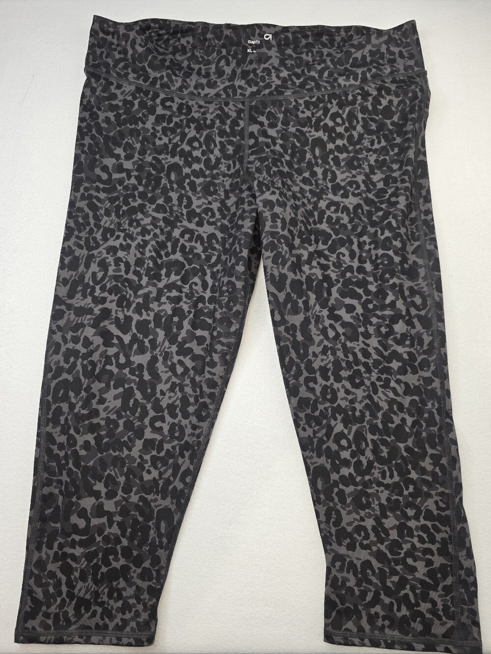Gap Fit Women's Gray & Black Leopard Print Capri Leggings Size XL CW-3765